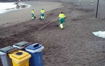 Operarios de limpieza en la playa de Melenara (Foto TA)