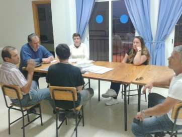 Martel con los vecinos de Cuatro Puertas (Foto TA)