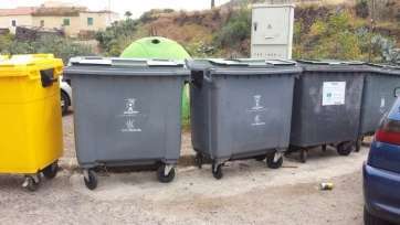 Contenedores de basura en la zona de Los Cernícalos (Foto TA)