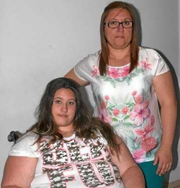 Tanya y su madre Isabel, en su domicilio de Jinámar (Foto Juan Antonio Suárez)