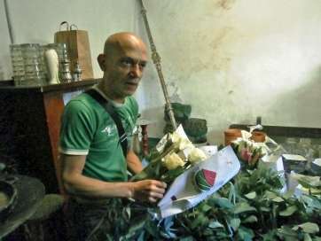 Segundo Amador, mayordomo del trono de la Virgen de la Soledad, con las rosas llegadas desde Ecuador (Foto TA)
