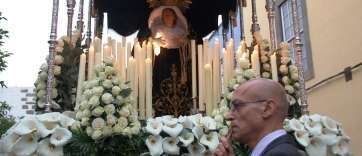 El trono de la Soledad y delante el mayordomo mayor, Segundo Amador (Foto TA)