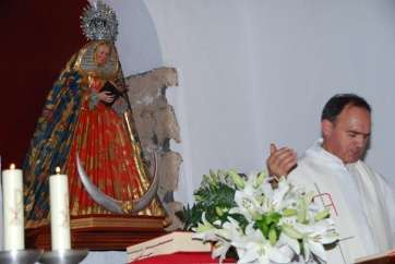 Imagen de archivo de una misa en honor a la virgen en La Herradura (Foto Teldeenfiestas.com)