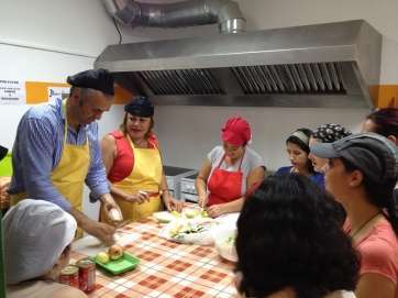 La alcaldesa y el portavoz del PP, en el taller de Cocina Sana (Foto TA)