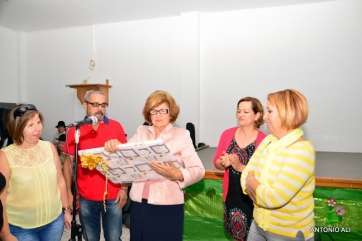 Francisca Hernández abre el regalo que recibió de sus vecinos (Foto Antonio Alí)