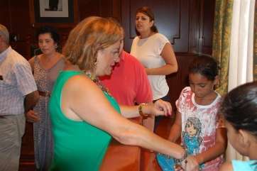 Imagen de archivo de la alcaldesa con un grupo de niños saharauis (Foto TA)