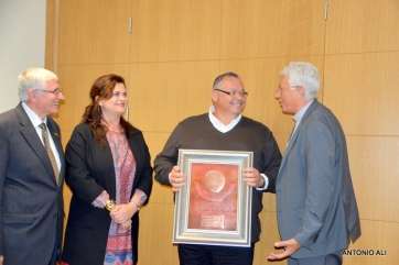 Suso Santana recibe la distinción (Foto Antonio Alí)