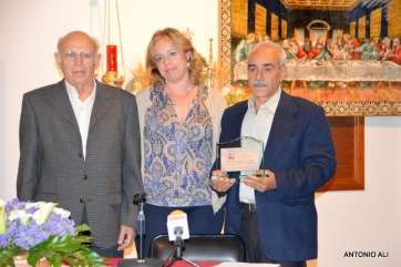 El pregonero Samuel Santana (d), junto a la concejala Sonsoles Martín y el presidente del colectivo vecinal Siete Puentes (Foto Antonio Alí)