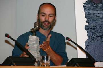 Fran Celis, en la rueda de prensa de presentación de su proyecto escultórico (Foto TA)