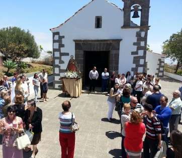 El trono de la patrona, en la puerta de la histórica ermita de Las Longueras (Foto TA)