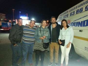 El cantante, entre las concejales nacionalistas Celeste López y Minerva Alonso (Foto TA)