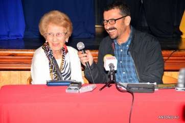 La pregonera junto a Miguel Vega, en el momento del pregón (Foto Antonio Alí)