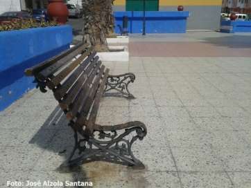 Banco destrozado (Foto José Alzola)