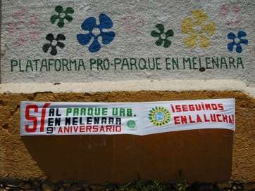 Cartel en el solar donde reclaman el parque urbano (Foto TA)