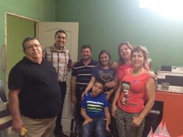 Familiares de Bernabé con miembros de la organización de la gala (Foto TA)