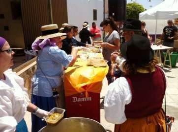 Momento del reparto del potaje entre los asistentes a los actos (Foto TA)