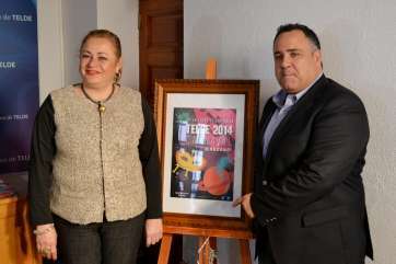 La alcaldesa Mari Carmen Castellano (i) y el concejal Agustín Pérez (d) junto al cartel de la pasada edición de los carnavales (Foto TA)
