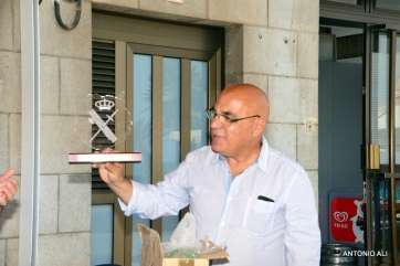 Miguel Santana muestra uno de los regalos que recibió en el acto (Foto Antonio Alí)
