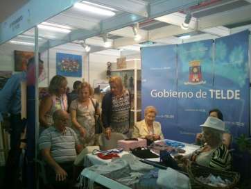 Castellano y concejales del Gobierno de Telde en el stand de Servicios Sociales (Foto TA)