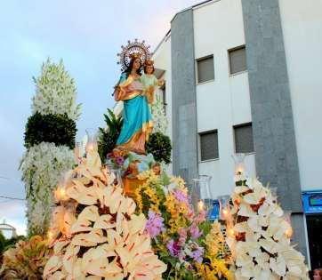 Imagen de María Auxiliadora en procesión (Foto TA)