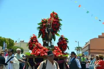 La imagen de San Isidro Labrador, arropada este mediodía por feligreses y vecinos (Foto Antonio Alí)