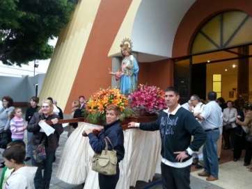 Momento de la salida del trono de la Iglesia de Las Longueras (Foto Francisco Javier Santana)