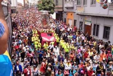 El trono de la Virgen a su paso por Tamaraceite (Foto TA)