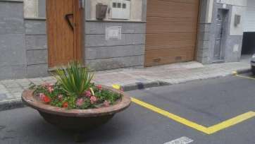 Macetero en el frontis de la casa de Las Huesas (Foto TA)