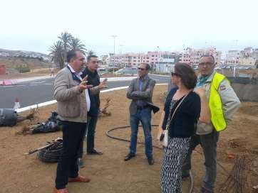 Visita de directivos de Alcer y de autoridades de Telde a la rotonda la pasada semana, durante los preparativos (Foto TA)