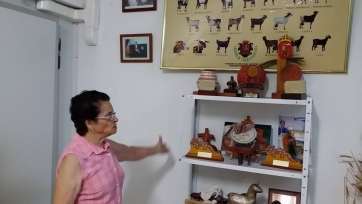 Angelita con algunos de los premios que atesoran sus quesos (Foto Telde.tv)