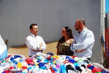 Álamo con la presidenta de Iraitza y un representante de Plascan (Foto TA)