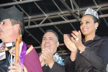 El concejal Agustín Pérez, con la Reina del Carnaval de Telde 2014 (Foto TA)