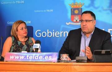 El edil Agustín Pérez (d) y la alcaldesa Mari Carmen Castellano (i) en la rueda de prensa celebrada este mediodía (Foto TA)