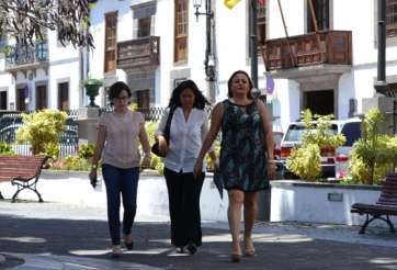 La alcaldesa, con dos asesoras, a su llegada a la rueda de prensa (Foto TA)