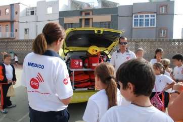 Los escolares conocen el Vehículo de Intervención Rápida del SUC (Foto TA)