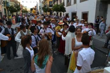 La romería a su paso por la calle de Pérez Galdós (Foto Francisco J. Santana)