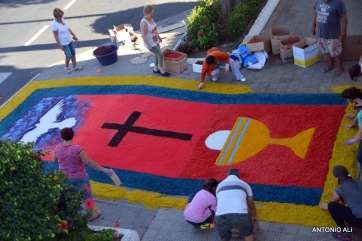 Trabajos de confección de alfombras en Jinámar (Foto Antonio Alí)