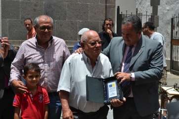El consejero del Cabildo entrega a Amador una placa (Foto Antonio Alí)
