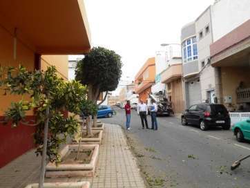 Martel y Torres durante la visita al barrio para comprobar los trabajos (Foto TA)