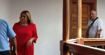 La alcaldesa se reunió este viernes unos minutos con Juan Santiago Santana (Foto TA)