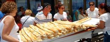 Bocadillos ya preparados, a punto de repartirse entre el público (Foto Francisco Javier Santana)