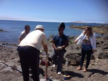 Carlderín junto a los operarios durante los trabajos (Foto TA)