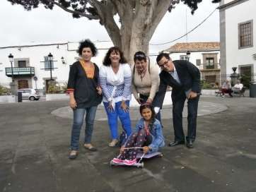 Representantes municipales con los más pequeños en la plaza de San Juan (Foto Daniel Ojeda)