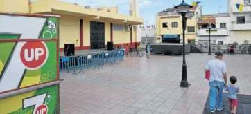 Los dos escenarios montados en la plaza (Foto Gerardo Montesdeoca-C7)
