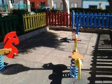 Estado del parque infantil del barrio de Casas Nuevas (Foto TA)