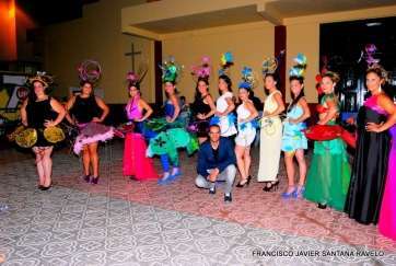 Castellano con las modelos que lucieron los trajes (Foto Francisco Javier Santana)