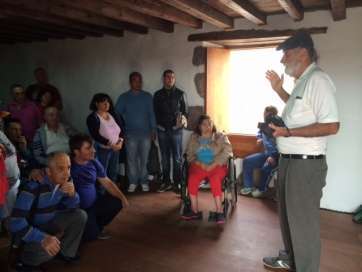 El grupo atiende a una de las explicaciones de Rafael Sánchez Valerón (Foto TA)