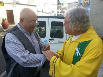 Juan Montesdeoca (i) conversa con el párroco de la zona, Fernando Báez (Foto TA)