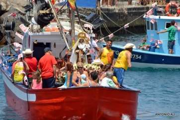 La imagen de la Virgen del Carmen minutos antes de partir en su procesión por la bahía de Melenara (Foto Antonio Alí)