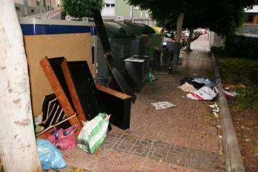 Basura acumulada este fin de semana en los contenedores (Foto TA)